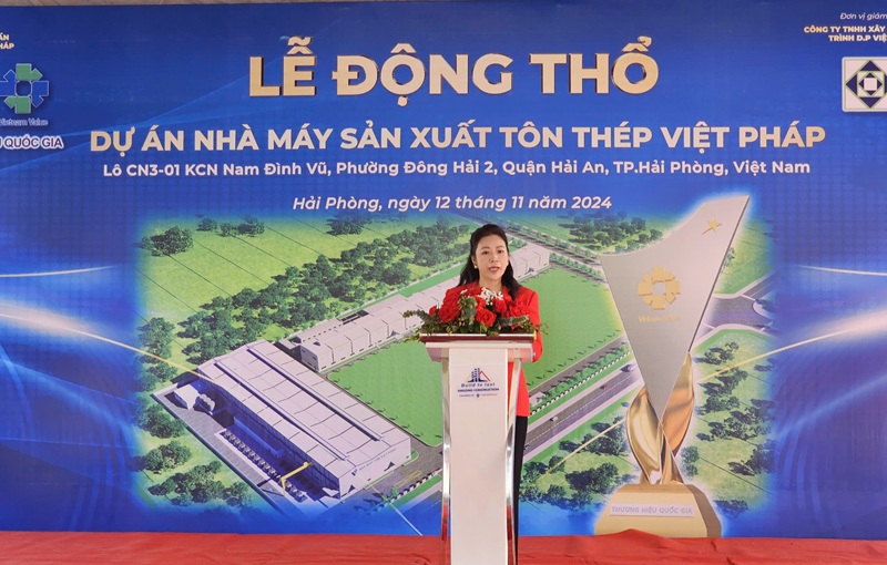 Bà Mai Minh Nguyệt, Chủ tịch kiêm Tổng giám đốc Công ty cổ phần Tôn thép Việt Pháp phát biểu tại lễ động thổ. Ảnh: Thanh Sơn