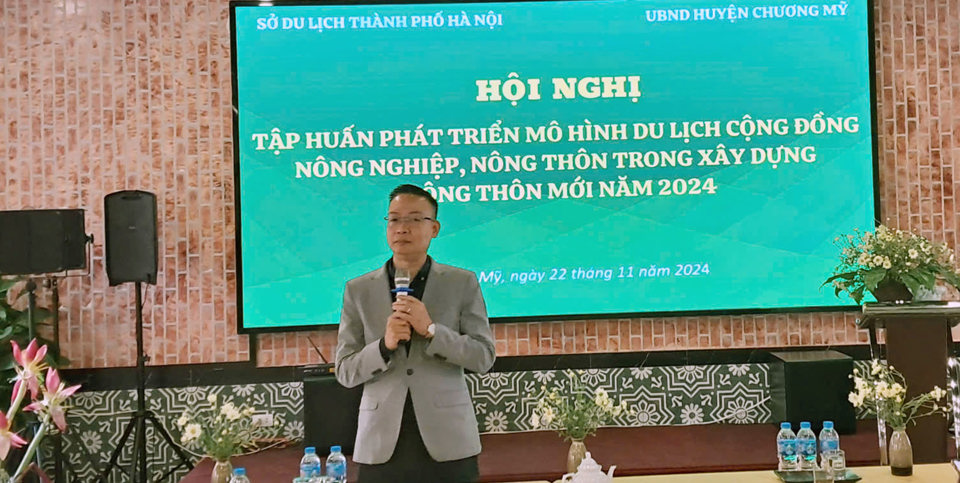 Trưởng khoa Du lịch  (Trường Đại học Công nghệ Đông Á) Nguyễn Đức Thắng tập huấn phát triển mô hình du lịch cộng đồng nông nghiệp, nông thôn cho người dân huyện Chương Mỹ. Ảnh: Hoài Nam