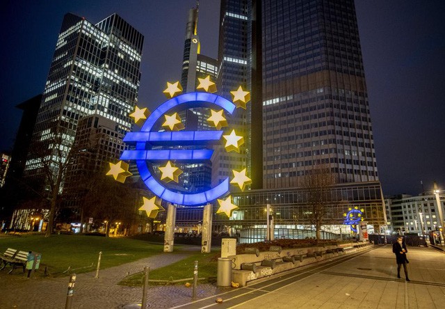 ECB tiếp tục tăng lãi suất và để ngỏ khả năng điều chỉnh chính sách tiền tệ. Biểu tượng đồng Euro tại Frankfurt, Đức. (Ảnh: AP)