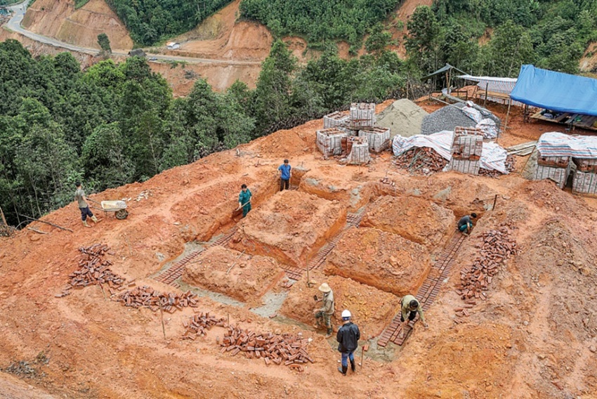 Thi công một móng nhà trong khu tái thiết  tại Kho Vàng(ảnh: Phong Sơn)