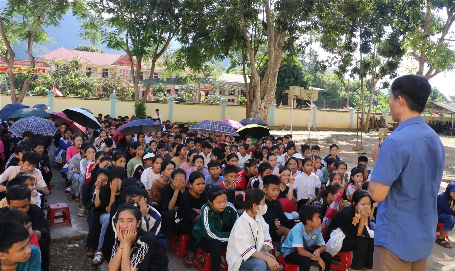 Sinh hoạt ngoại khóa hướng dẫn kỹ năng sống ở Trường Phổ thông Dân tộc bán trú Nga My (Tương Dương)