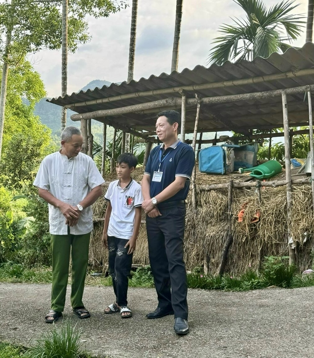 Em Bùi An Khang (ở giữa), học sinh lớp 5A, Trường Tiểu học và THCS Thượng Bì nói vanh vách về TH-HNCHT