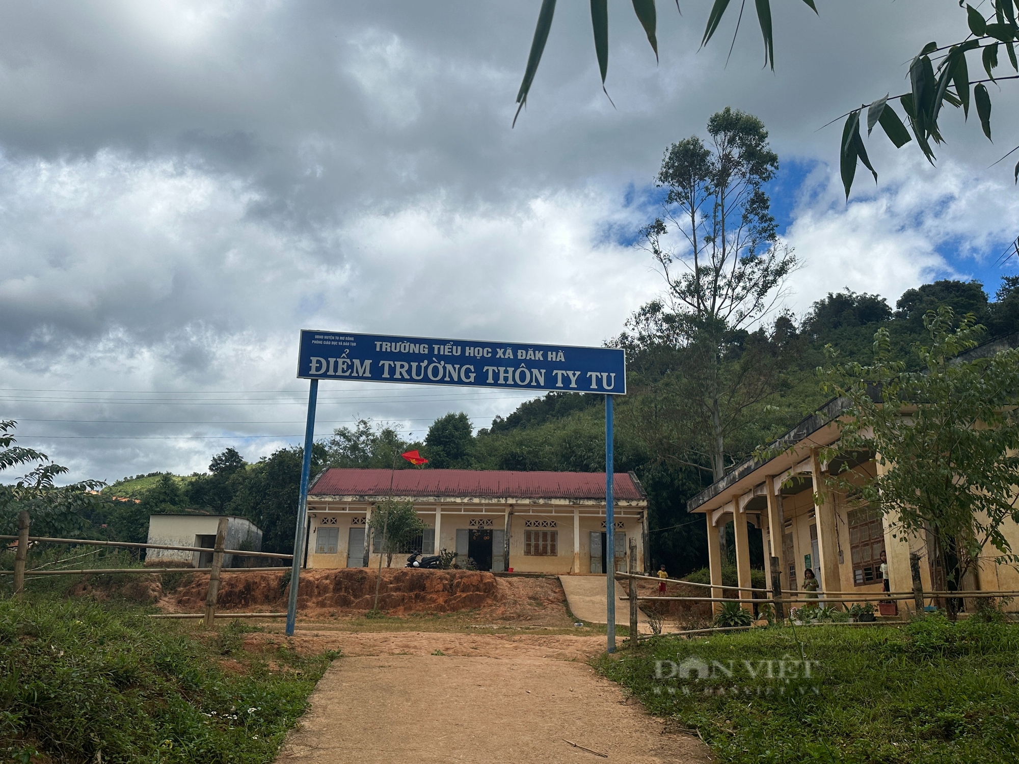 Vượt dốc đá, gieo con chữ trên vùng Bắc Tây Nguyên Bài 2: Chung sức thổi cơm giữ chân trò nghèo - Ảnh 1.