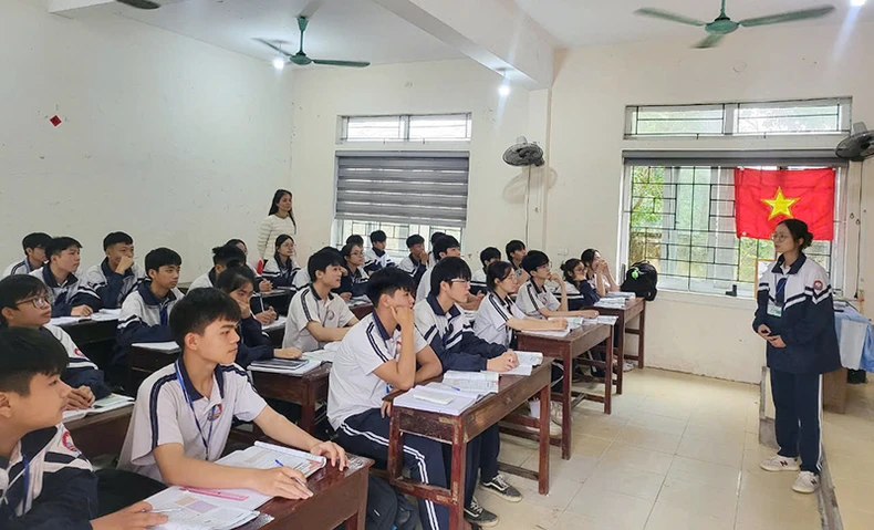 Gieo chữ trên đất học Hồng Lam ảnh 1