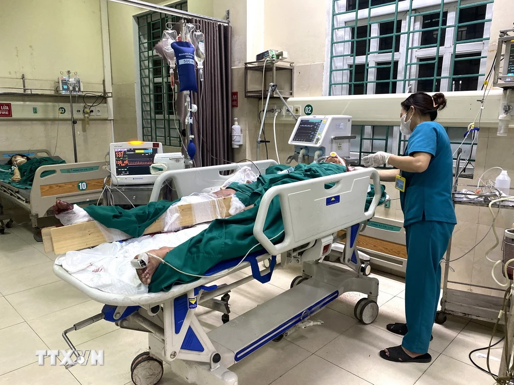 Nạn nhân Nguyễn Tuấn A. đang được cấp cứu tại bệnh viện Đa khoa tỉnh Hà Giang. (Ảnh: Đức Thọ/TTXVN)