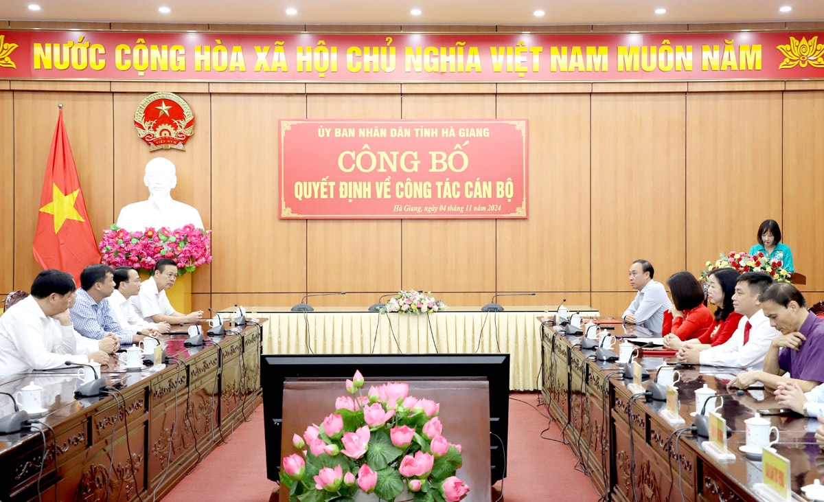 Quang cảnh buổi công bố quyết định.