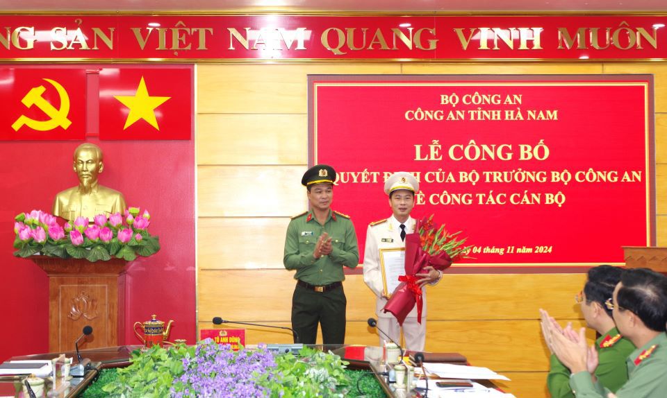 Thừa uỷ quyền của Bộ trưởng Bộ Công an, Đại tá Tô Anh Dũng, Giám đốc Công an tỉnh trao quyết định về việc bổ nhiệm lại chức danh Phó Giám đốc Công an tỉnh Hà Nam đối với Đại tá Lê Văn Tuấn. Ảnh: Ánh Tuyết