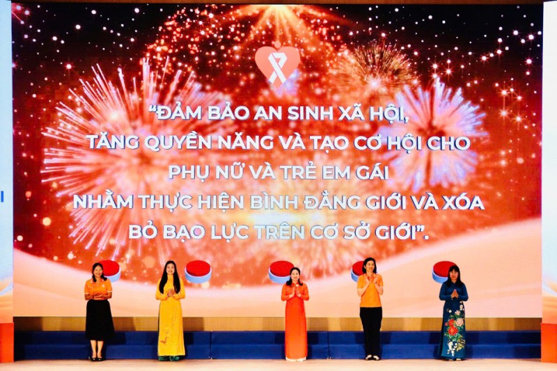 Các đại biểu bấm nút phát động Tháng hành động vì bình đẳng giới và phòng ngừa, ứng phó với bạo lực trên cơ sở giới năm 2024 (Ảnh: T.L).