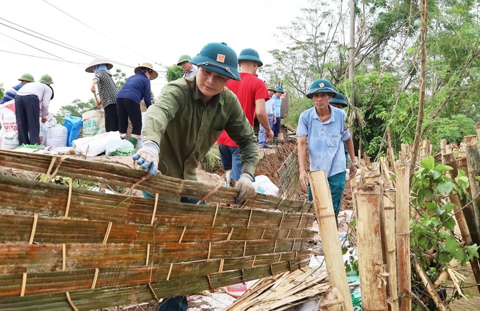 Xử lý giờ đầu sự cố đê điều ven sông Bùi thuộc huyện Chương Mỹ.