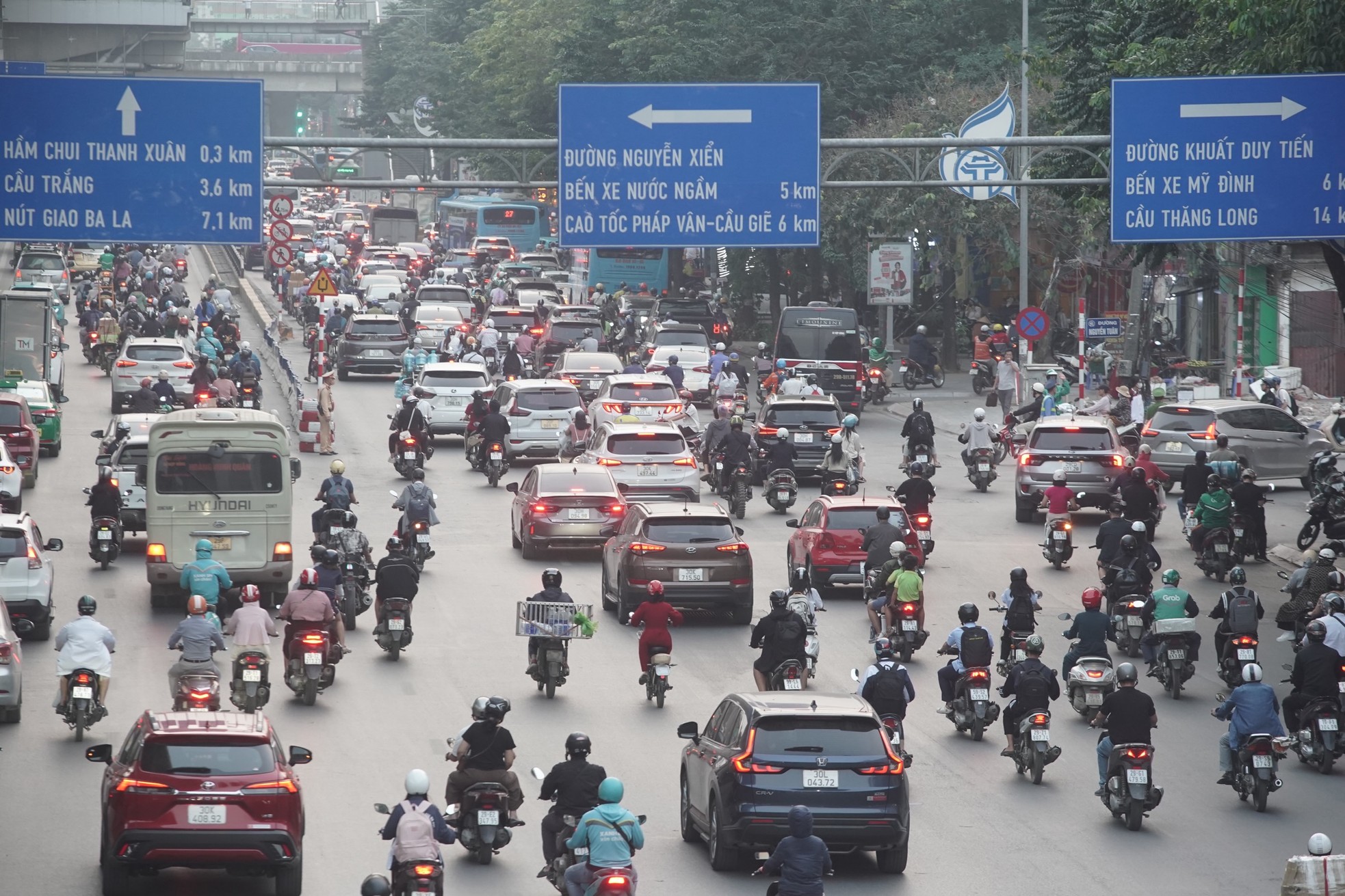 Hãi hùng cảnh người dân liều 'cắt' đầu ô tô, lao qua dòng xe để xuống hầm chui Thanh Xuân ảnh 1