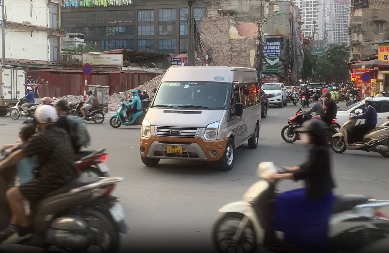 Hãi hùng cảnh người dân liều 'cắt' đầu ô tô, lao qua dòng xe để xuống hầm chui Thanh Xuân ảnh 12