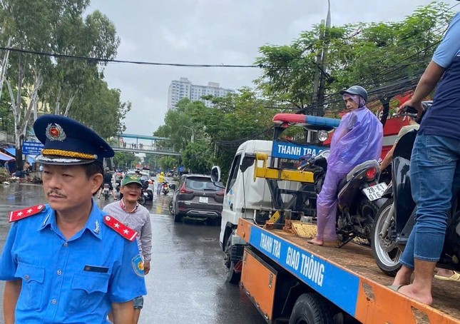 Hà Đông: Hạn chế phương tiện trên đường 70 do ngập nước ảnh 1