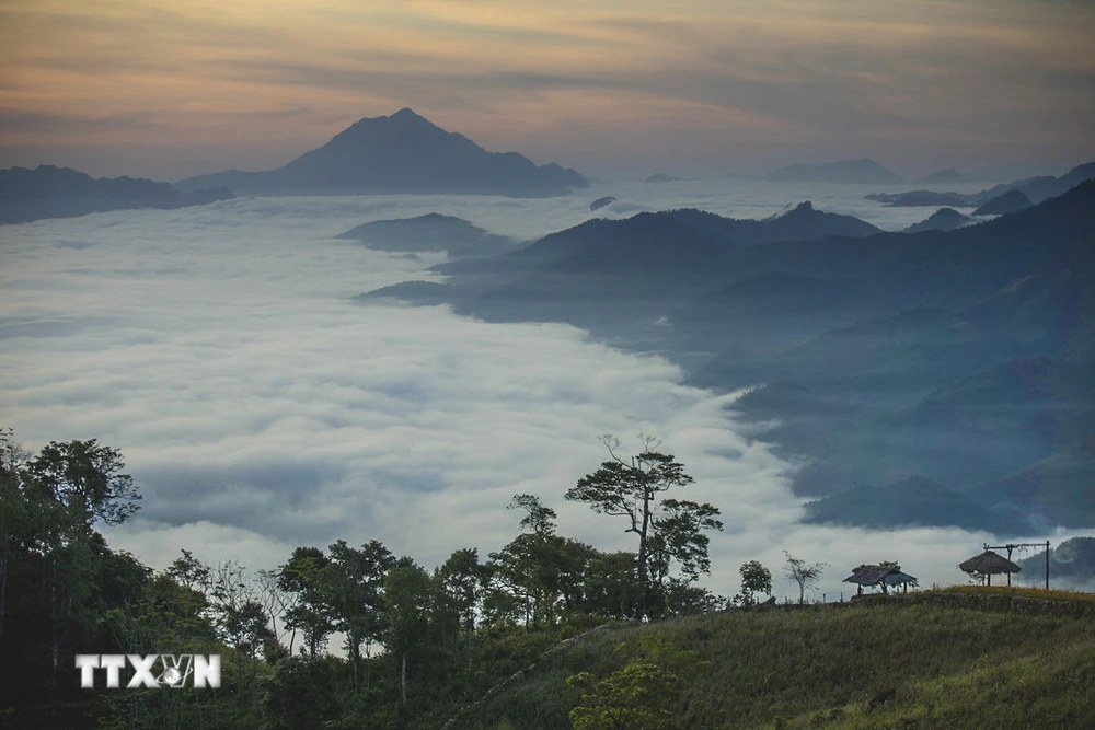 Những biển mây cuồn cuộn xuất hiện vào mỗi buổi sớm mai tại Cổng Trời, khu Pà Khôm đi Thung Mài, Thung Mặn. (Ảnh: Trọng Đạt-TTXVN)