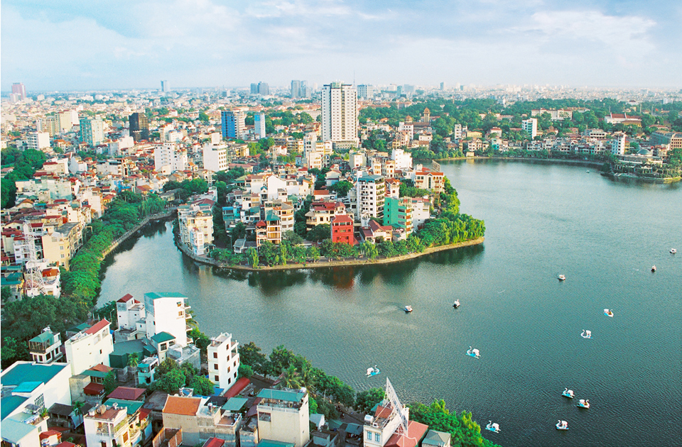 Theo sách "Tây Hồ chí", hồ Trúc Bạch có từ thế kỉ 17 khi nhân dân hai làng Yên Hoa (nay là Yên Phụ) và Yên Quang (nay là phố Quán Thánh, quận Ba Đình) đắp một con đê ngăn góc phía Đông Nam của hồ Tây để nuôi cá.  