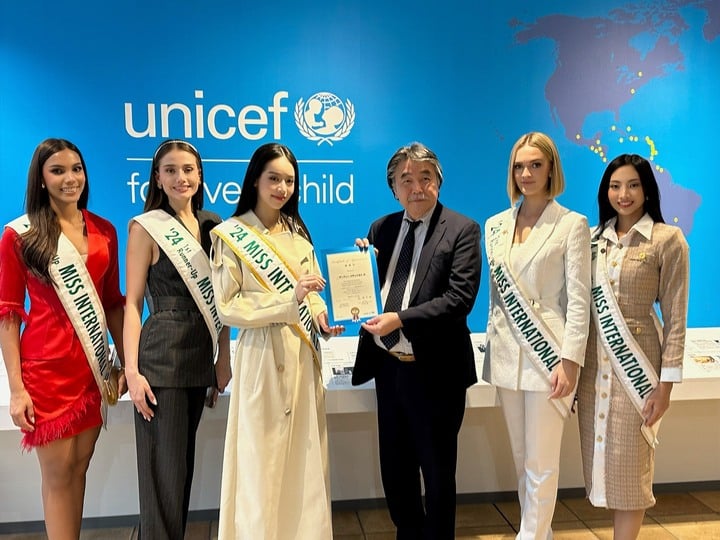 Hoa hậu Thanh Thuỷ cùng các Á hậu thăm trụ sở United Nations Children’s Fund (UNICEF) tại Tokyo, Nhật Bản.