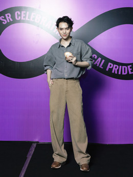 7. ڈیزائنر Phan Dang Hoang نے SR Celebrating Local Pride show 8.jpg میں پہلی بار اپنے مردانہ لباس کا مجموعہ پیش کیا۔