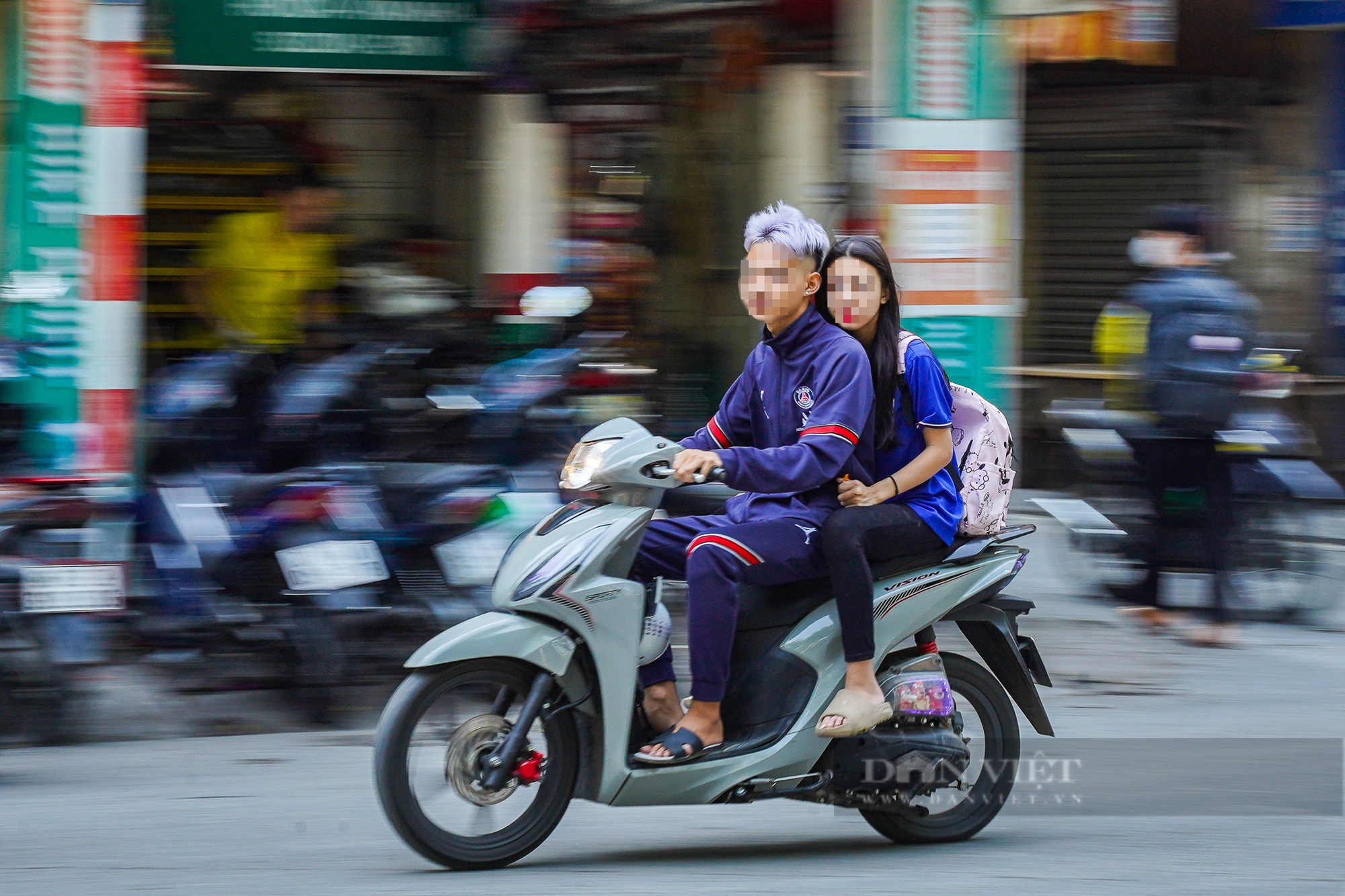 Học sinh, sinh viên Hà Nội “đầu trần, phóng như bay” khi tham gia giao thông- Ảnh 1.