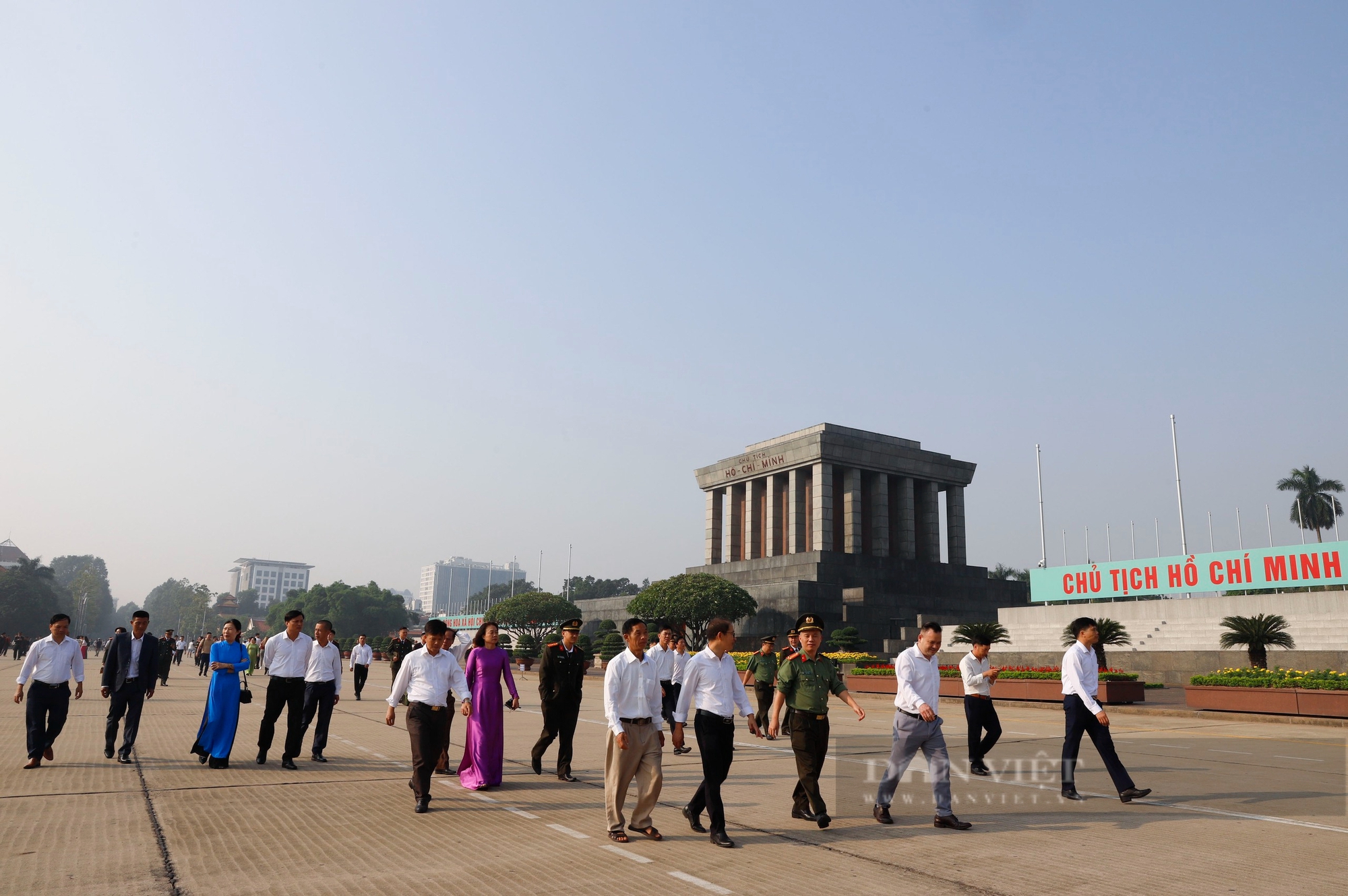 Hội viên nông dân tiêu biểu vui mừng thăm Khu di tích Chủ tịch Hồ Chí Minh- Ảnh 1.