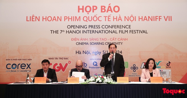 फोटो श्रृंखला: 7वें हनोई अंतर्राष्ट्रीय फिल्म महोत्सव (HANIFF VII) की घोषणा हेतु प्रेस कॉन्फ्रेंस - फोटो 1. Chùm ảnh: Họp báo công bố Liên hoan Phim quốc tế Hà Nội lần thứ VII (HANIFF VII) - Ảnh 1.