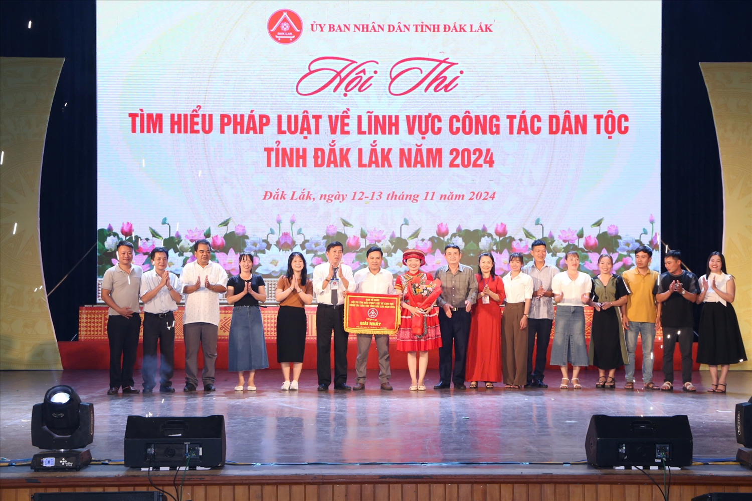 Trưởng Ban Dân tộc tỉnh Đắk Lắk, Phó trưởng Ban thường trực Ban tổ chức Hội thi Nguyễn Kính trai giải Nhất cho đội thi huyện biên giới Ea Súp