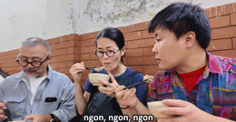 日本人ゲストがハノイでベジタリアンダックを食べる 0.gif