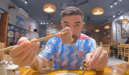 Hóspedes ocidentais apreciam o pho vietnamita 1.gif