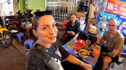 ភ្ញៀវបស្ចិមប្រទេសញ៉ាំប៊ុនបូហាណូយ 3.png