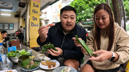 Australiska gäster njuter av Thanh Hoas specialiteter.png