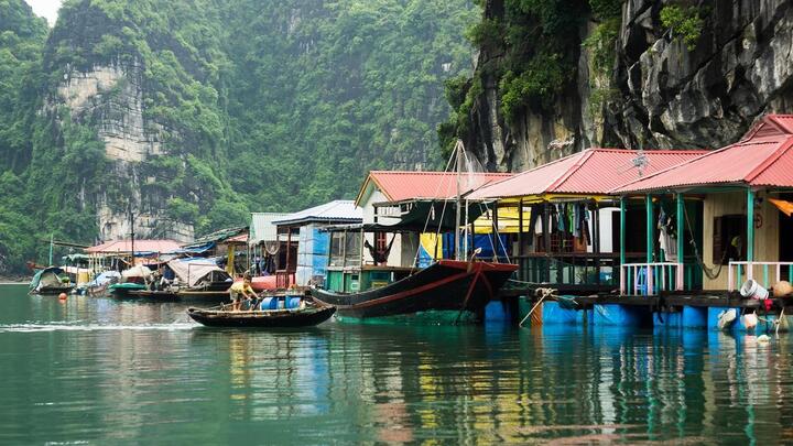 Làng chài Cửa Vạn.