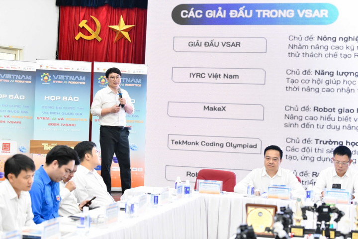 Đại diện ban tổ chức VSAR giới thiệu về các giải đấu trong khuôn khổ cuộc thi.