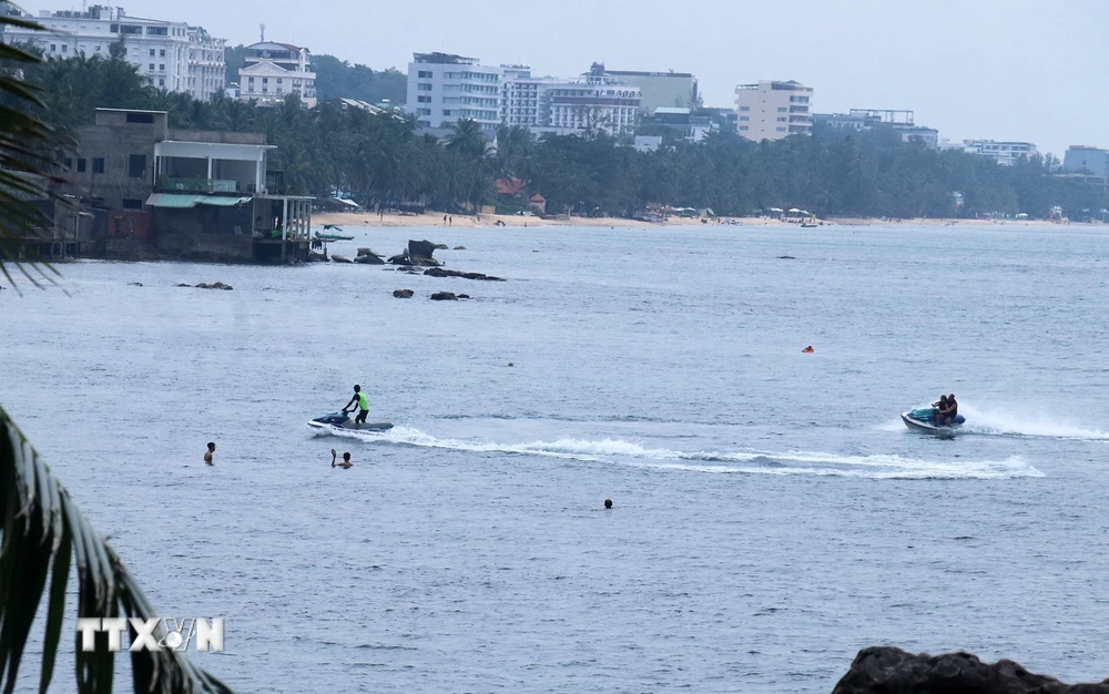 Mô tô nước phục vụ khách du lịch tại bãi biển Dinh Cậu, phường Dương Đông, thành phố Phú Quốc (Kiên Giang). (Ảnh: Lê Huy Hải/TTXVN)