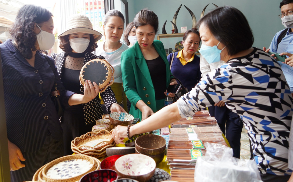 Khách du lịch tham quan điểm bán và giới thiệu sản phẩm làng nghề khảm chai Chuyên Mỹ, huyện Phú Xuyên.  Ảnh: Công Tâm