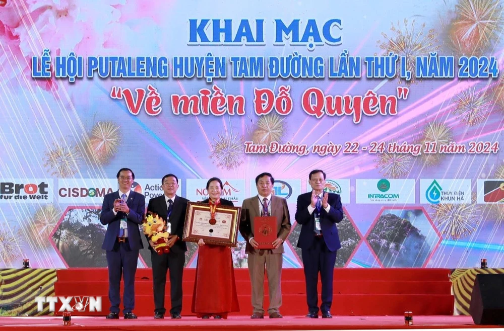 Hội Kỷ lục gia Việt Nam, Tổ chức Kỷ lục Việt Nam (Vietkings) trao Bằng công nhận rừng đỗ quyên cổ thụ tập trung trên núi Putaleng ở độ cao 2.619m có diện tích lớn nhất Việt Nam. (Ảnh: Quý Trung/TTXVN)