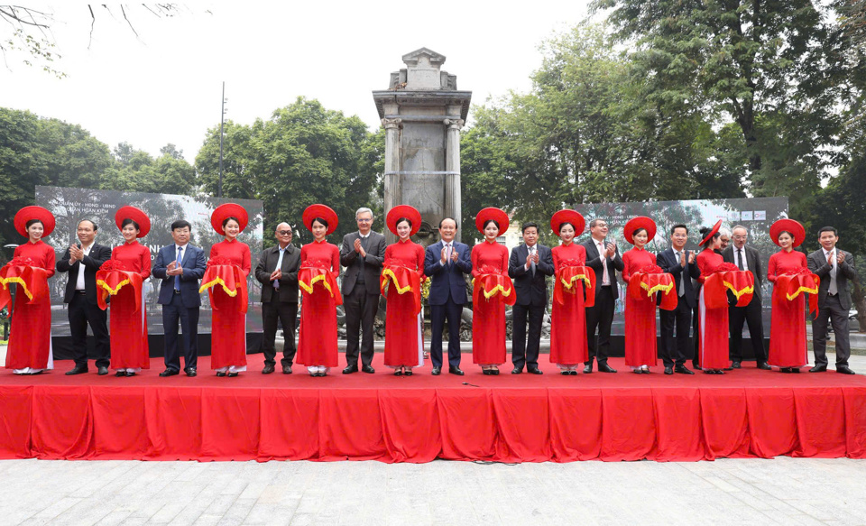 Phó Bí thư Thành ủy, Chủ tịch HĐND TP Nguyễn Ngọc Tuấn - Trưởng Ban Chỉ đạo Chương trình 03-CTr/TU của Thành ủy tham dự lễ khánh thành công trình cải tạo vườn hoa Diên Hồng (vườn hoa Con Cóc) trên địa bàn quận Hoàn Kiếm