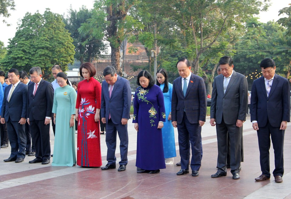 Các đồng chí lãnh đạo TP Hà Nội dâng hoa, tưởng nhớ lãnh tụ Cộng sản V.I.Lênin tại Tượng đài Lênin nhân kỷ niệm 107 năm Cách mạng Tháng Mười Nga. 