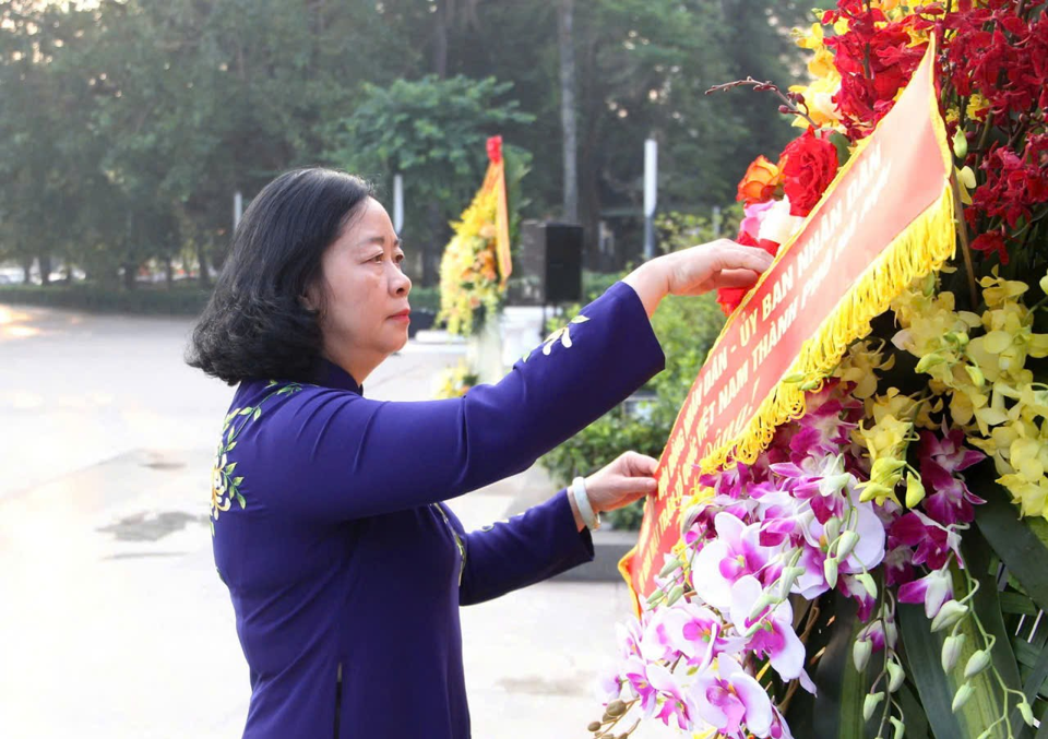 Bí thư Thành ủy Hà Nội Bùi Thị Minh Hoài dâng hoa, tưởng nhớ lãnh tụ Cộng sản V.I.Lênin tại Tượng đài Lênin nhân kỷ niệm 107 năm Cách mạng Tháng Mười Nga. 