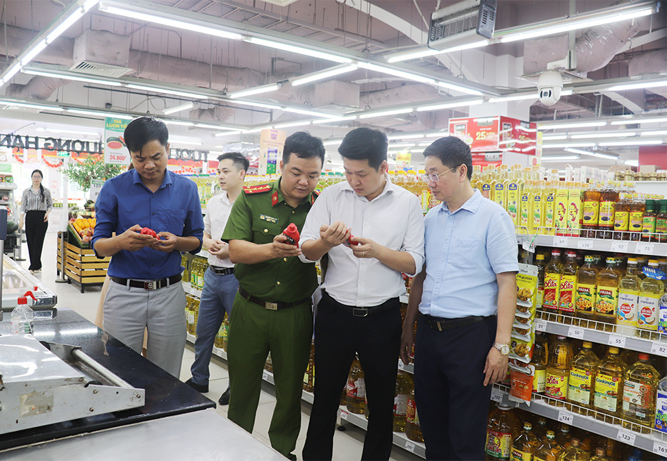 Đoàn kiểm tra liên ngành của TP Hà Nội kiểm tra thực phẩm tại một siêu thị trên địa bàn huyện Đan Phượng, Hà Nội.