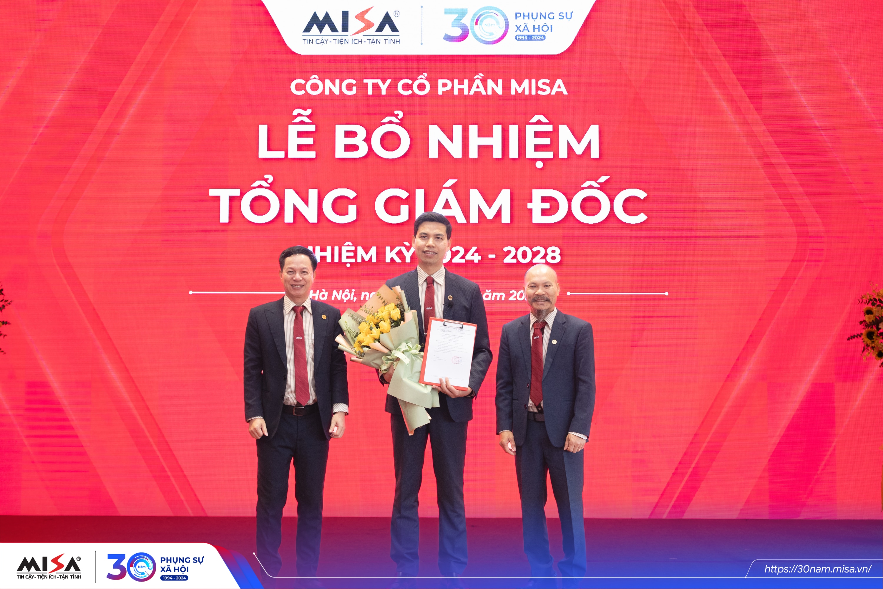 Phó bí thư Thường trực Tỉnh ủy Hồ Thị Hoàng Yến trao Huy hiệu Đảng đợt 19-5 tại huyện Mỏ Cày Nam