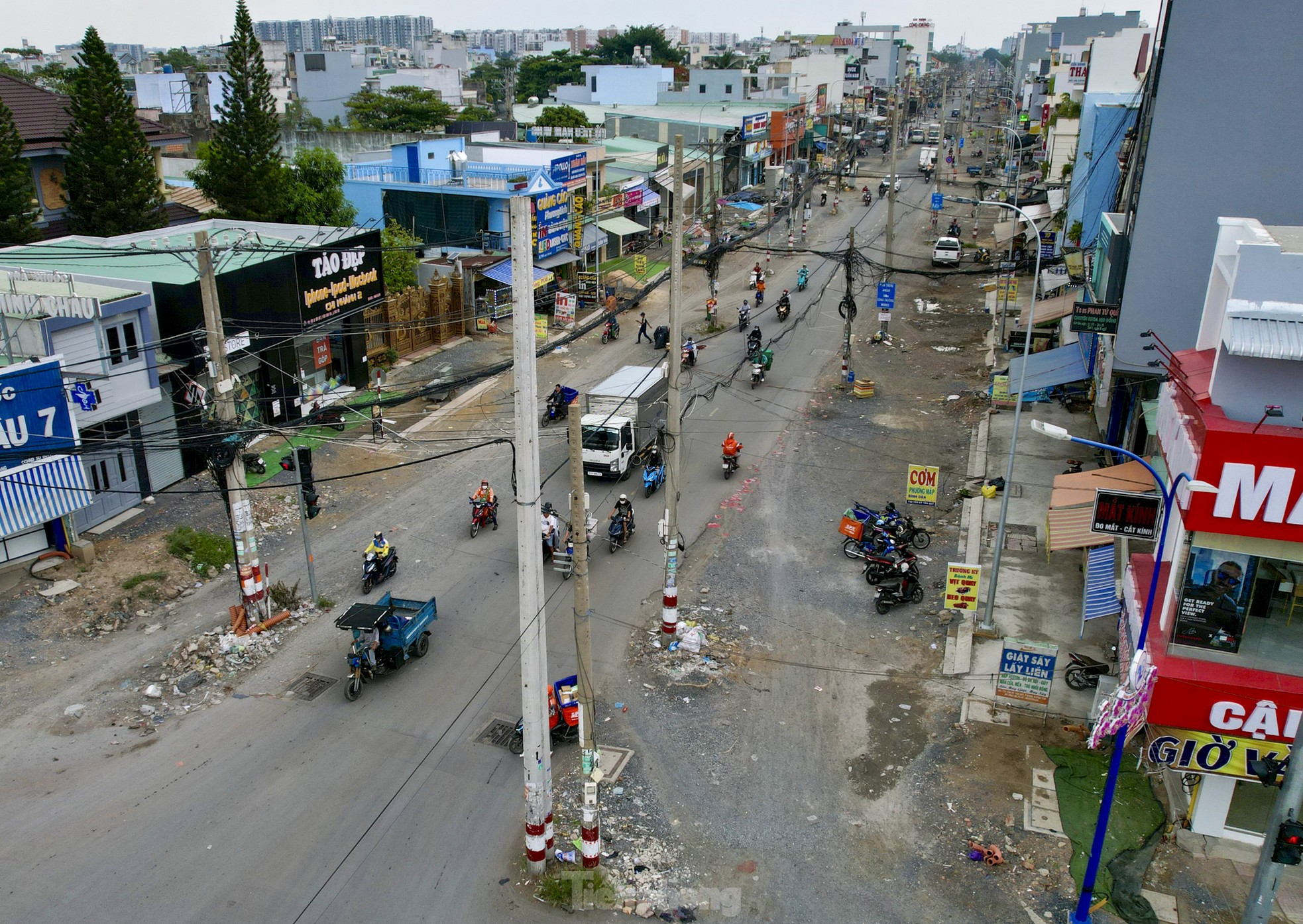 Ma trận trụ điện, dây cáp sau khi mở rộng đường cửa ngõ ra vào sân bay Tân Sơn Nhất ảnh 1