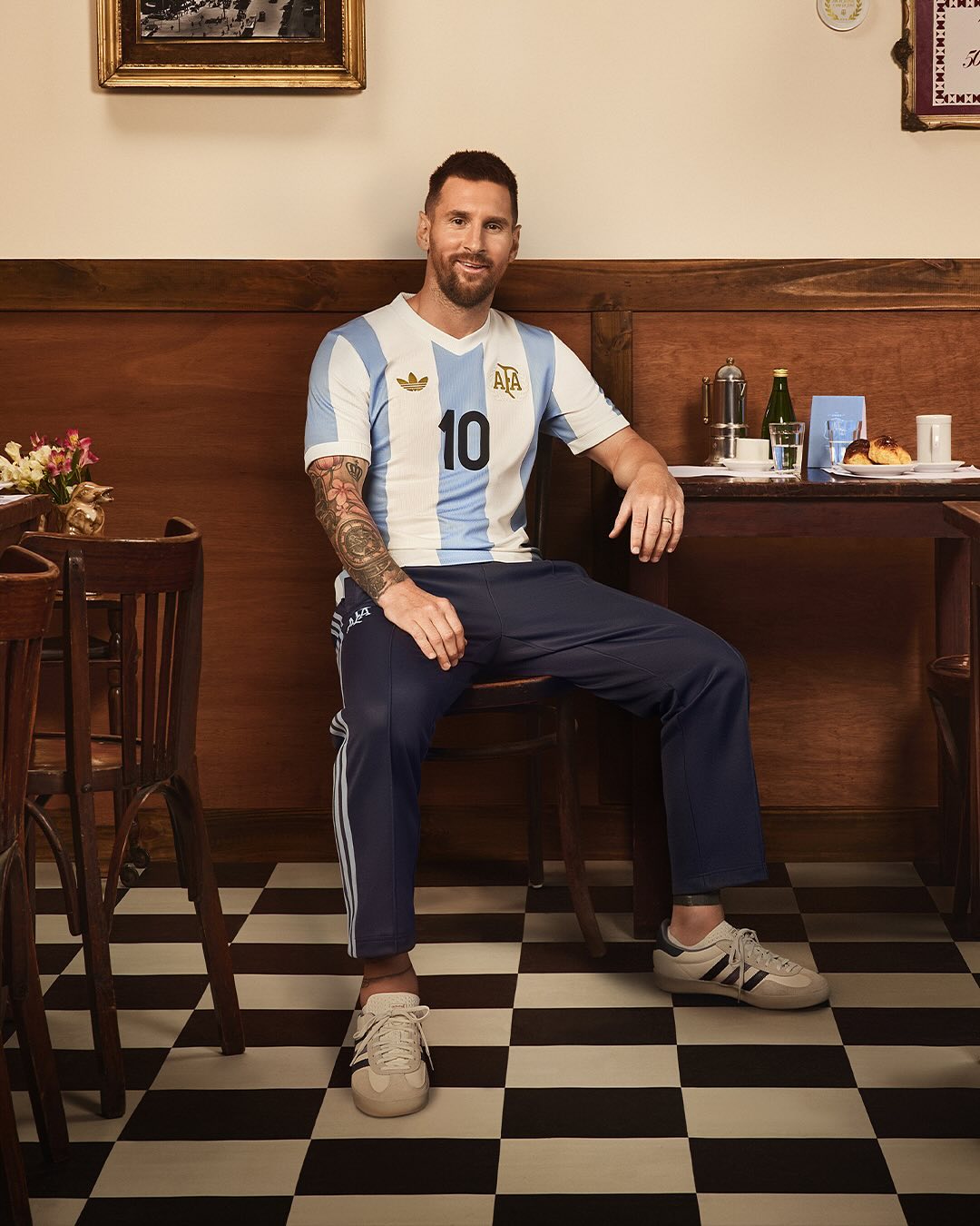 Messi giới thiệu phiên bản áo đấu đặc biệt của đội tuyển Argentina