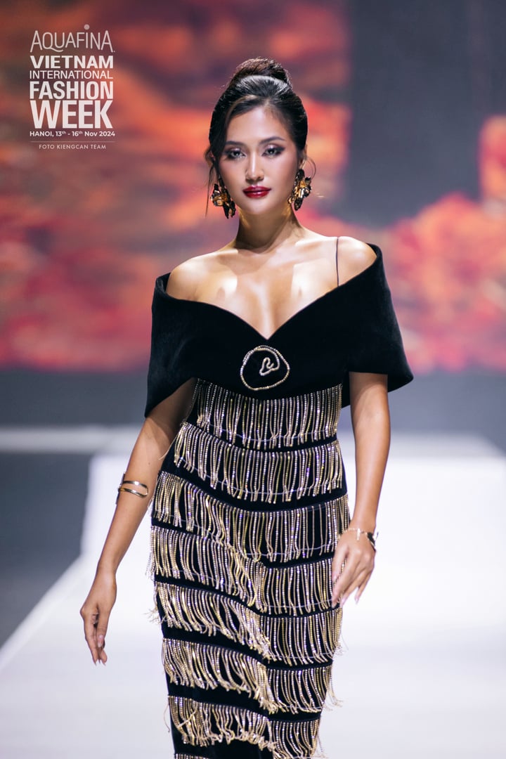 Ketut Permata Juliastrid đảm nhiệm vai trò mở màn phần hai cho show thời trang của thương hiệu Happy Clothing by Thảo Nguyễn, giới thiệu bộ sưu tập Rosy Fall. Đương kim Miss Cosmo 2024 đến từ Indonesia được yêu mến nhờ có vẻ ngoài sắc sảo, quyến rũ, phong cách tự tin, lôi cuốn và thần thái đỉnh cao.