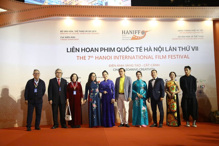 Tối 7/11, Liên hoan phim quốc tế Hà Nội 2024 (HANIFF 2024) khai mạc tại Nhà hát Hồ Gươm, Hà Nội. Đây là sự kiện văn hóa nghệ thuật, tôn vinh các tác phẩm điện ảnh có giá trị nghệ thuật cao, giàu tính nhân văn, có dấu ấn sáng tạo nổi bật, độc đáo của quốc tế và Việt Nam.