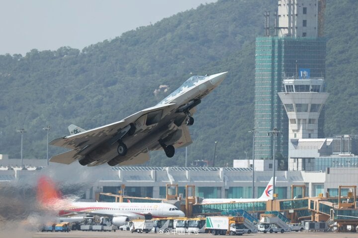 Tiêm kích tàng hình Su-57E bay trình diễn tại Chu Hải.