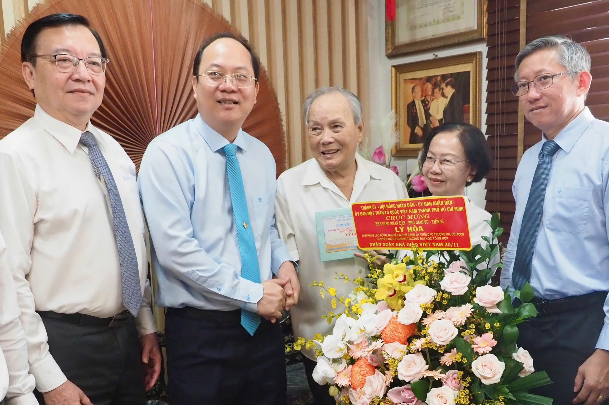 Phó Bí thư Thường trực Thành ủy TP HCM Nguyễn Hồ Hải (thứ hai từ trái sang) thăm Nhà giáo Nhân dân, PGS-TS Lý Hòa, Anh hùng Lao động, nguyên Hiệu trưởng Trường ĐH Tổng hợp  Ảnh: Huy Lân