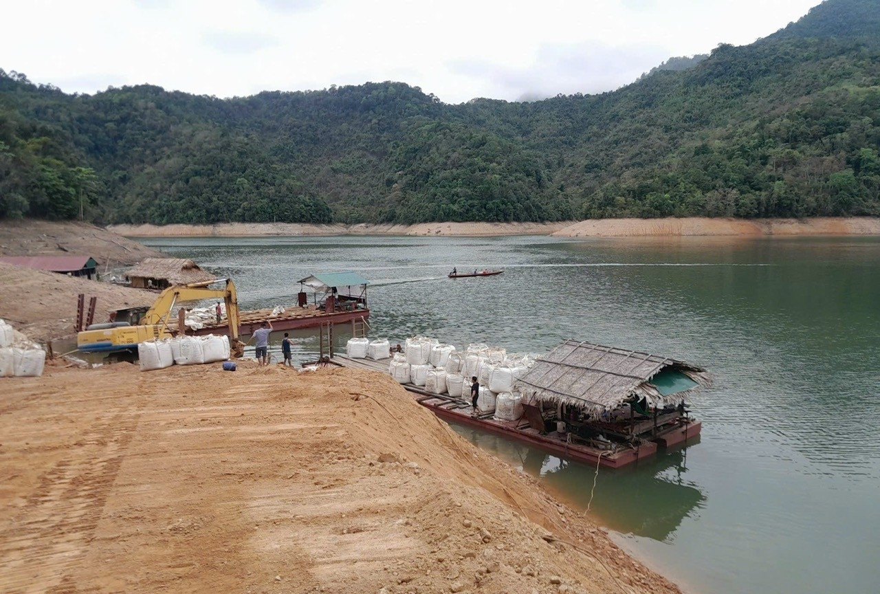 Vận chuyển nguyên vật liệu bằng thuyền phà để thi công dự án mở đường vào trung tâm xã Nhôn Mai và Mai Sơn huyện Tương Dương