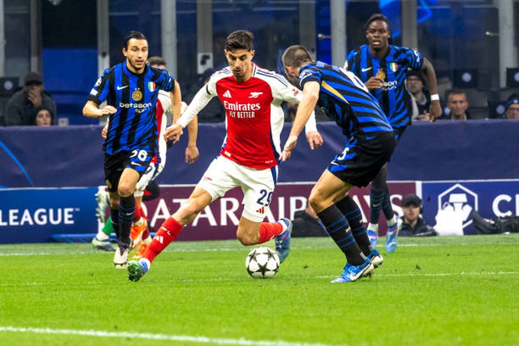 Ngôi sao Arsenal đổ máu sau pha va chạm với cầu thủ Inter Milan - 2