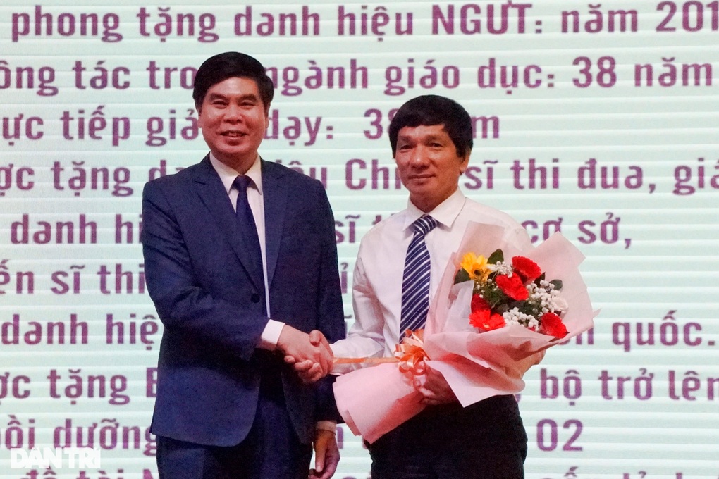 Nhà giáo nhân dân trích lương hưu để trao đến học sinh khó khăn - 1