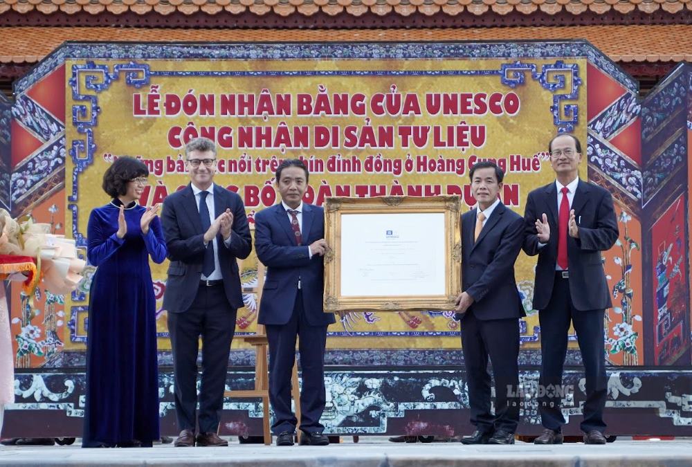 Cố đô Huế đón Bằng công nhận di sản tư liệu khu vực châu Á - Thái Bình Dương của UNESCO cho “Những bản đúc nổi trên chín đỉnh đồng ở Hoàng cung Huế“. Ảnh: Nguyễn Luân.