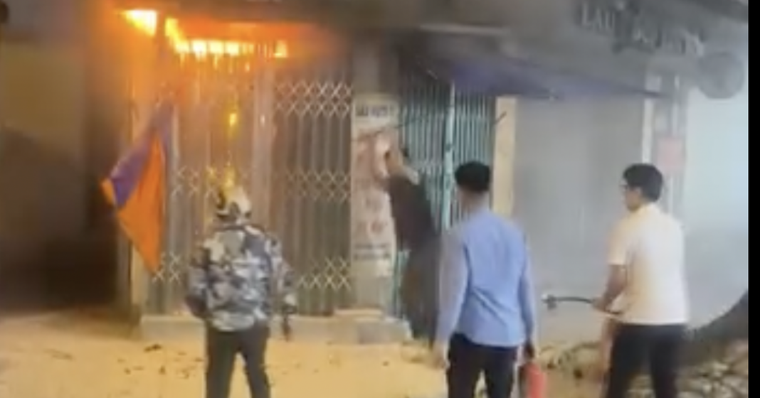 Nhân viên quán bia kể lúc đập khóa, dập tắt ngọn lửa trong căn nhà bốc cháy