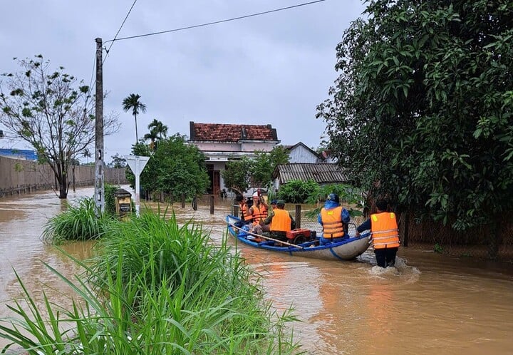 Từ ngày 22/11 đến nay, trên địa bàn tỉnh Quảng Ngãi mưa to. Lũ trên các sông Trà Câu, sông Vệ đang ở mức rất cao và tiếp tục lên.